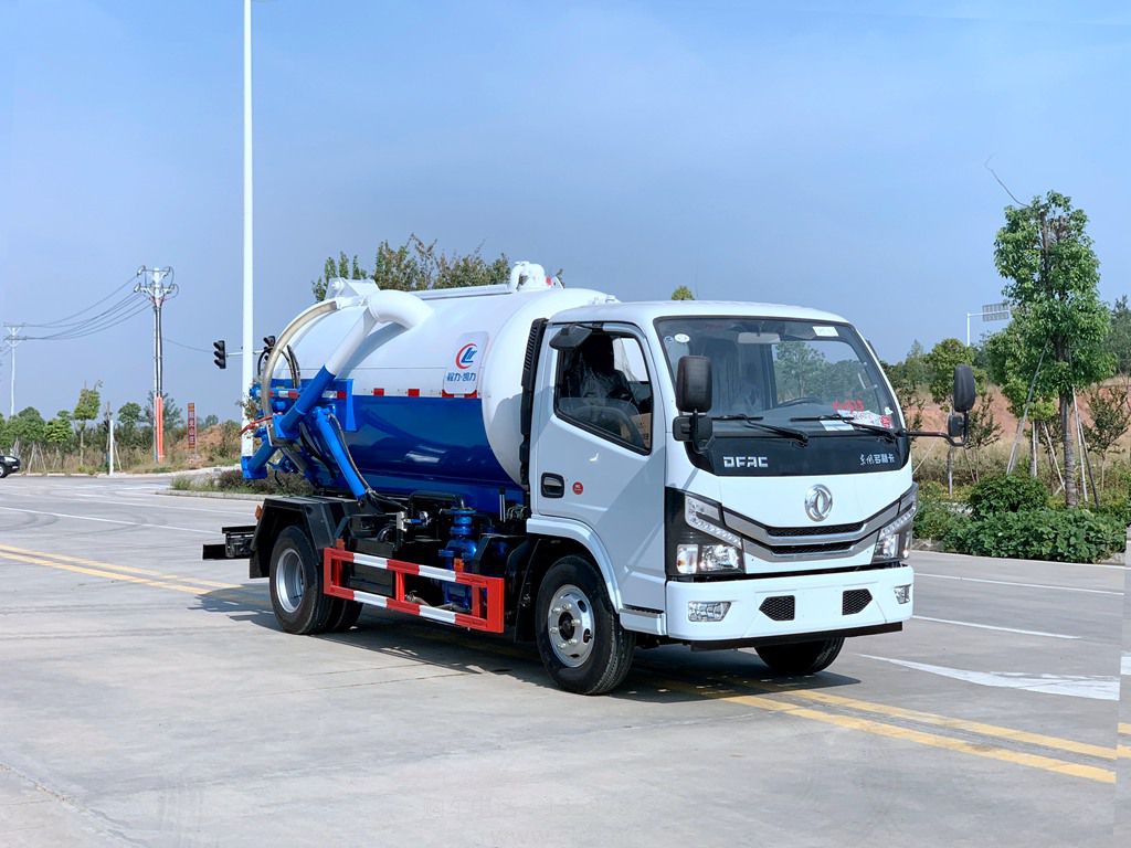 东风小多利卡吸污车